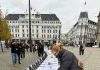 28 Octombrie 2023. Copenhaga, Danemarca. Un scaun, o poză, o farfurie pentru fiecare ostatic -228 și mesajul Adu i acasă!