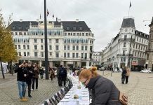 28 Octombrie 2023. Copenhaga, Danemarca. Un scaun, o poză, o farfurie pentru fiecare ostatic -228 și mesajul Adu i acasă!