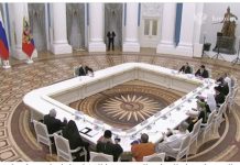 Criminalul Vladimir Putin (crimes against humanity) i-a ținut la distanță pe liderii cultelor religioase din Rusia. Nici măcar Dumnezeu nu are loc mai aproape de Țar