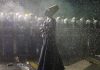 Un Derviș, aseară, la protestele pro-Ekrem İmamoğlu din Istanbul, care s-au transformat în manifestații pro-democrație și s-au extins în multe orașe din Turcia