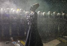 Un Derviș, aseară, la protestele pro-Ekrem İmamoğlu din Istanbul, care s-au transformat în manifestații pro-democrație și s-au extins în multe orașe din Turcia