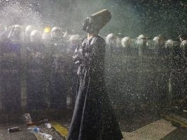 Un Derviș, aseară, la protestele pro-Ekrem İmamoğlu din Istanbul, care s-au transformat în manifestații pro-democrație și s-au extins în multe orașe din Turcia