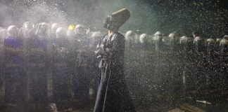 Un Derviș, aseară, la protestele pro-Ekrem İmamoğlu din Istanbul, care s-au transformat în manifestații pro-democrație și s-au extins în multe orașe din Turcia
