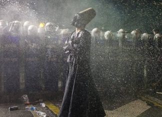 Un Derviș, aseară, la protestele pro-Ekrem İmamoğlu din Istanbul, care s-au transformat în manifestații pro-democrație și s-au extins în multe orașe din Turcia