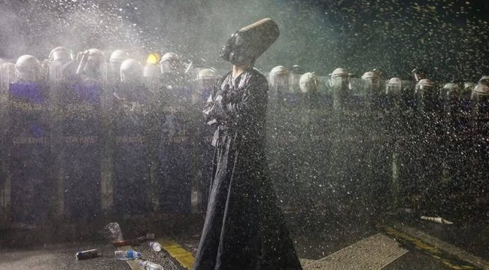 Un Derviș, aseară, la protestele pro-Ekrem İmamoğlu din Istanbul, care s-au transformat în manifestații pro-democrație și s-au extins în multe orașe din Turcia